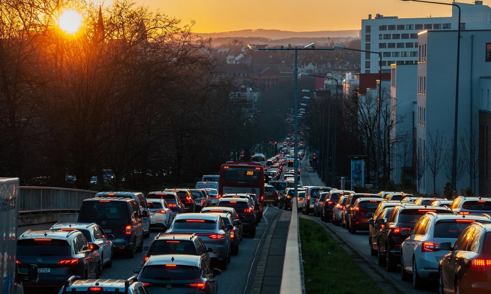 高速路上“龟行孙”越来越多，电动车续航焦虑症仍待解？