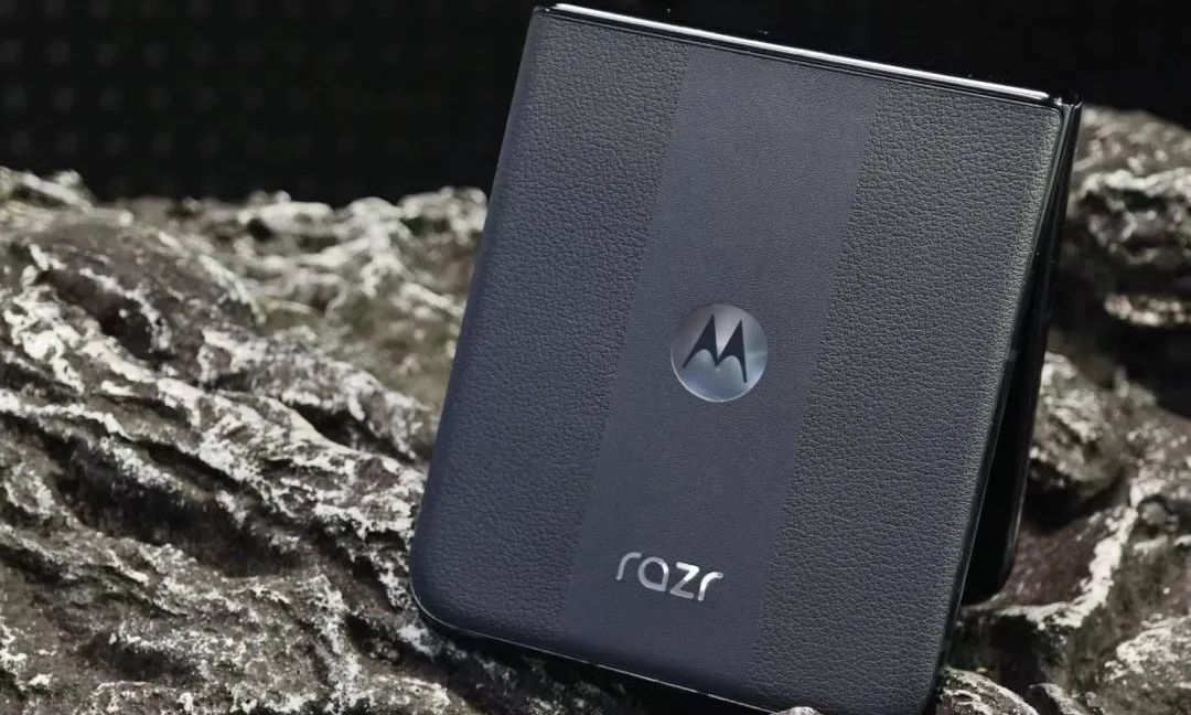 摩托罗拉Razr 60 Ultra再被曝光：木纹后盖+骁龙8至尊版