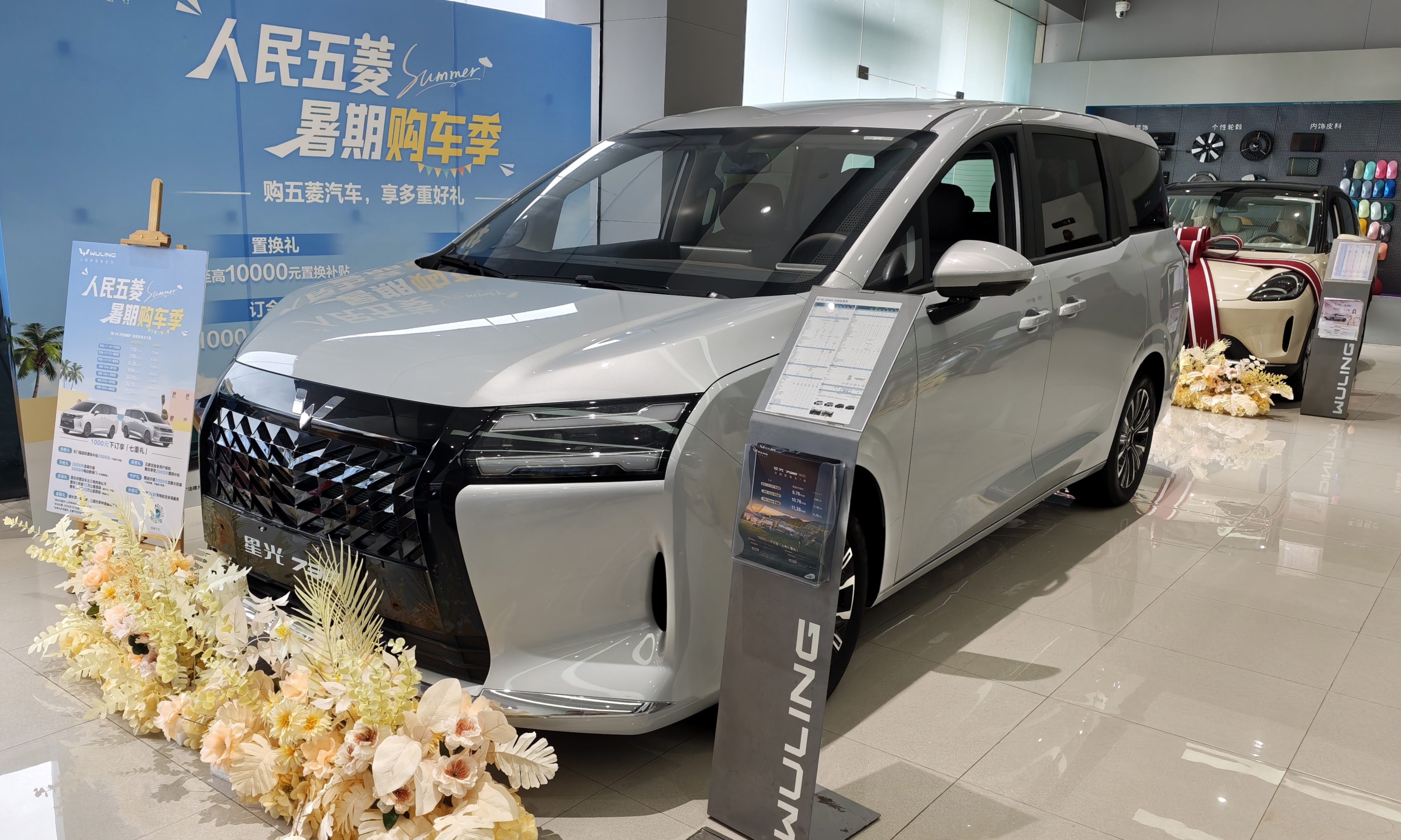 10万以下封神!实探星光730:向智能化要增量,五菱想在MPV红海里抢肉