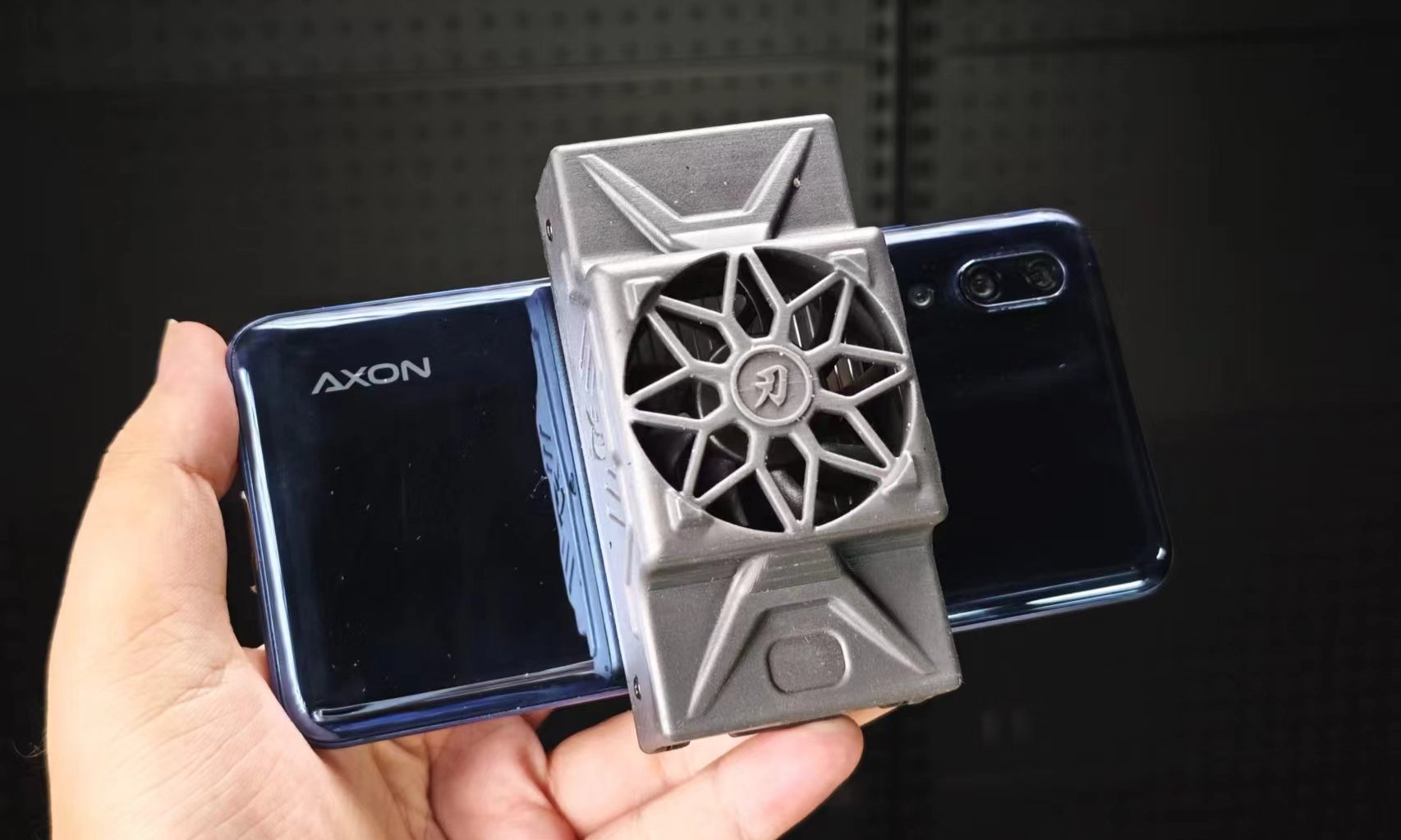 这款野蛮散热背夹，让两年前的旗舰全部满血复活？