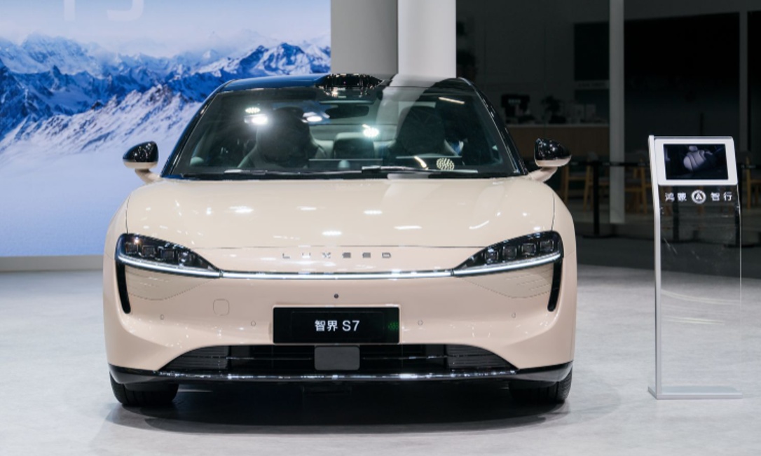 智界S7亮相广州车展,“含华量”最高的轿车惊艳全场