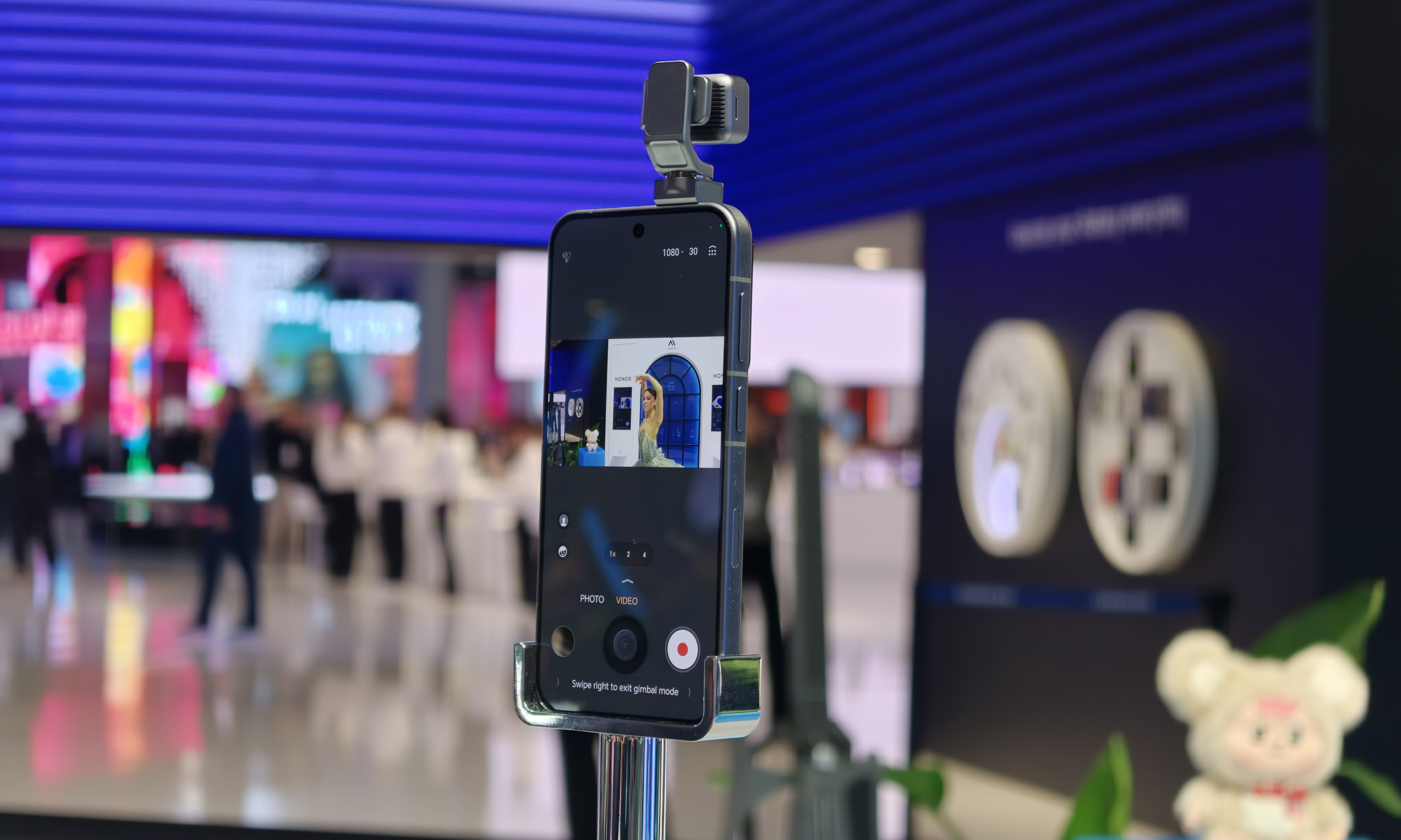 手机厂商MWC狂卷影像:潜望下放,新形态彻底杀疯了