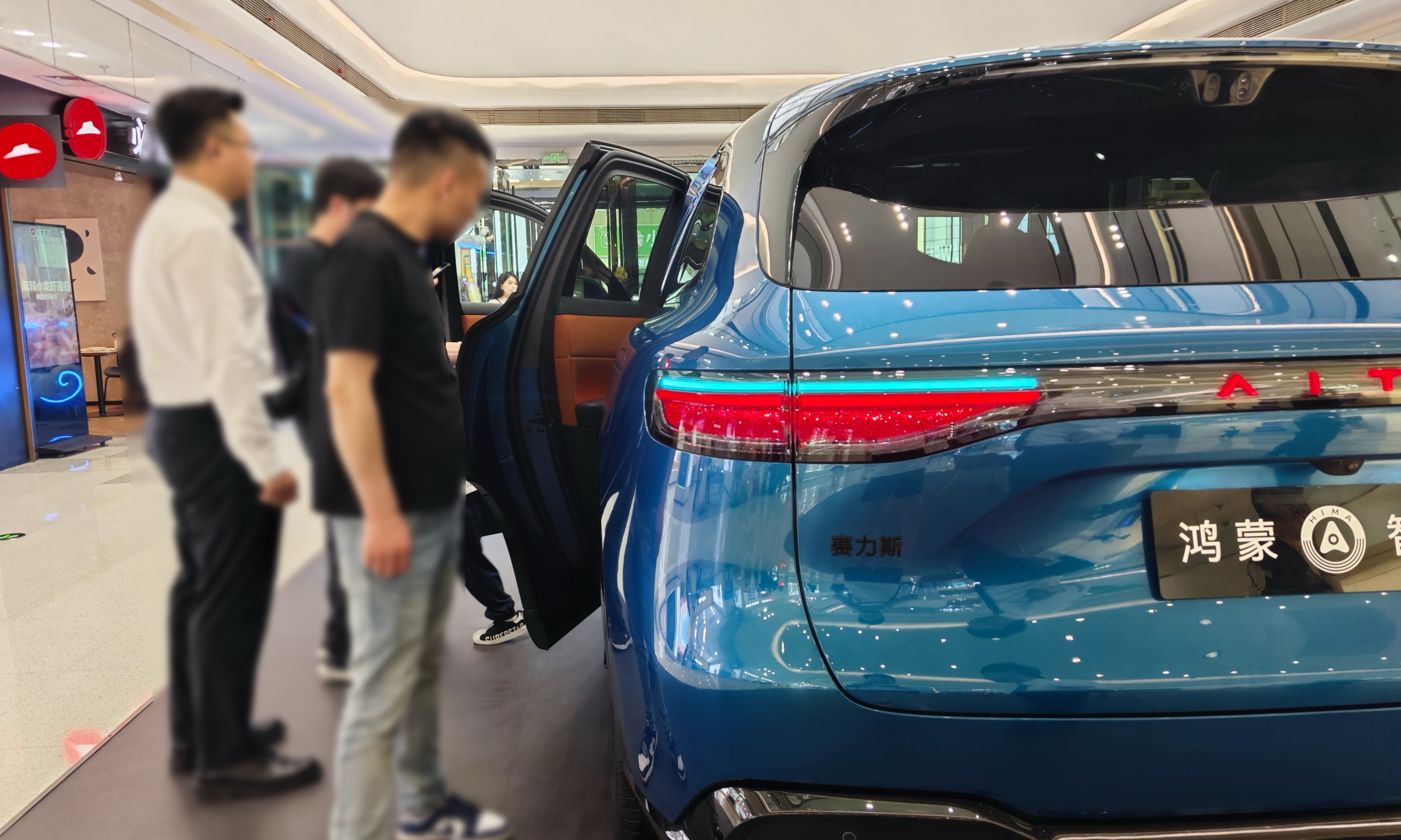 24小时订单破6万！抢先到店体验问界M6：年轻人成看车主力