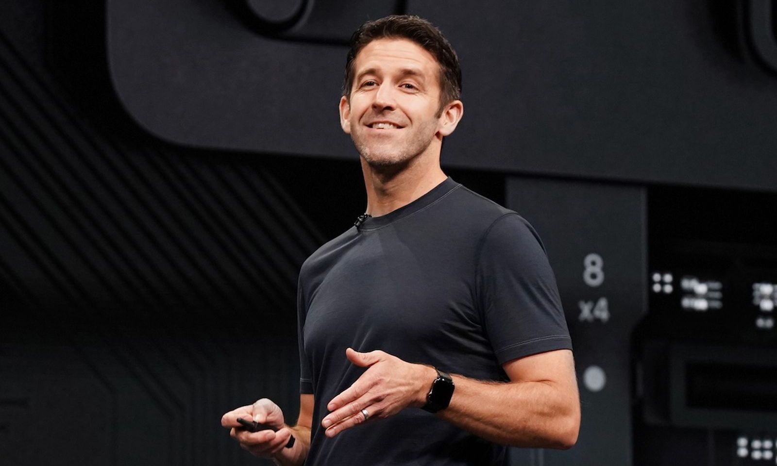 库克退休苹果重返“产品经理”时代！特努斯将带来的比AI重要得多