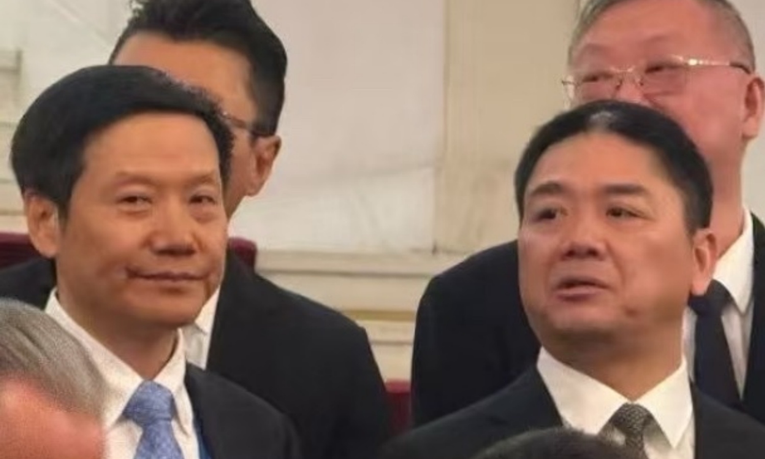 刘强东雷军同框C位！中德交流排面拉满，宇树王兴兴携机器人出圈