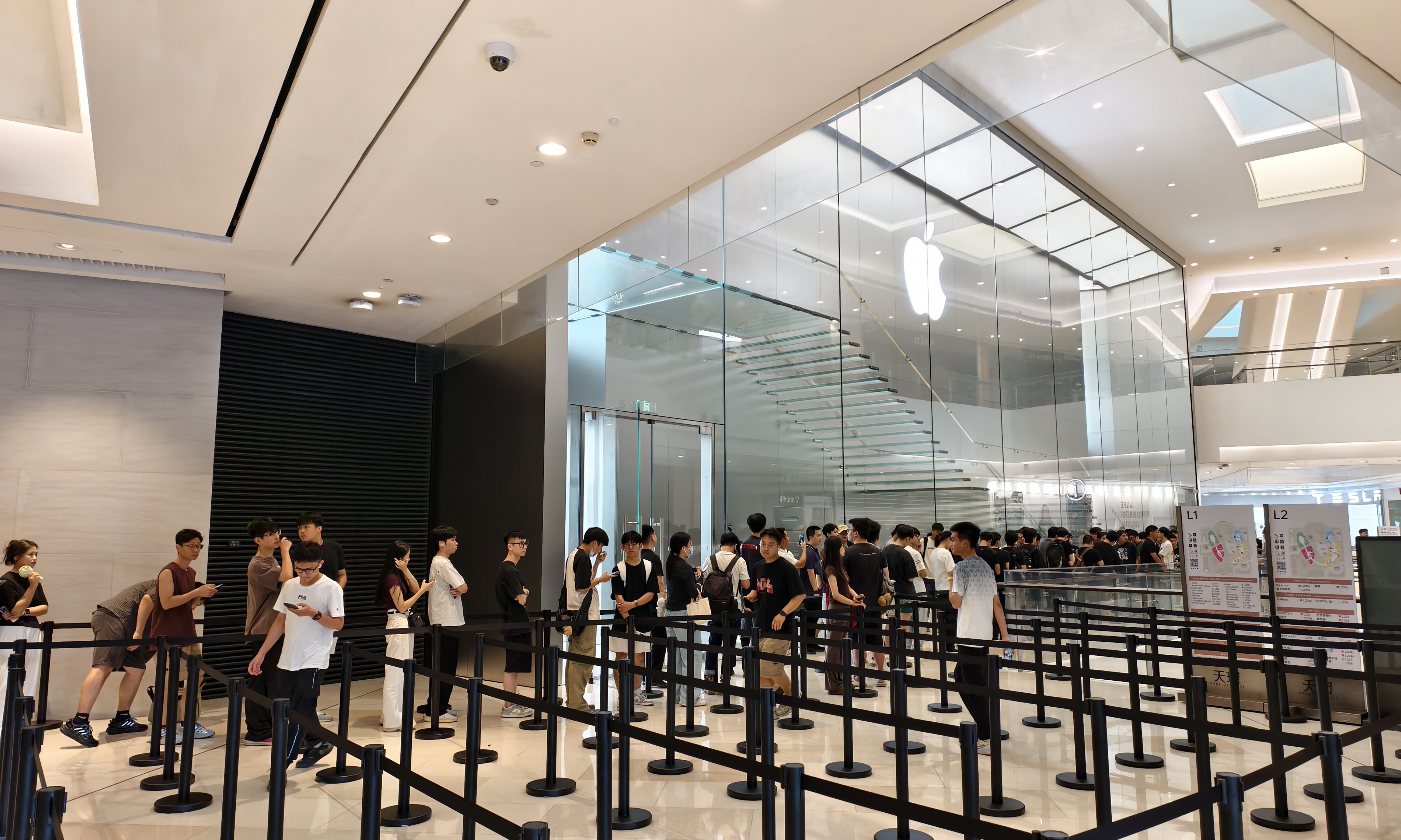 iPhone 17首发日广州探店：出门即破发，黄牛还搞“性别歧视”
