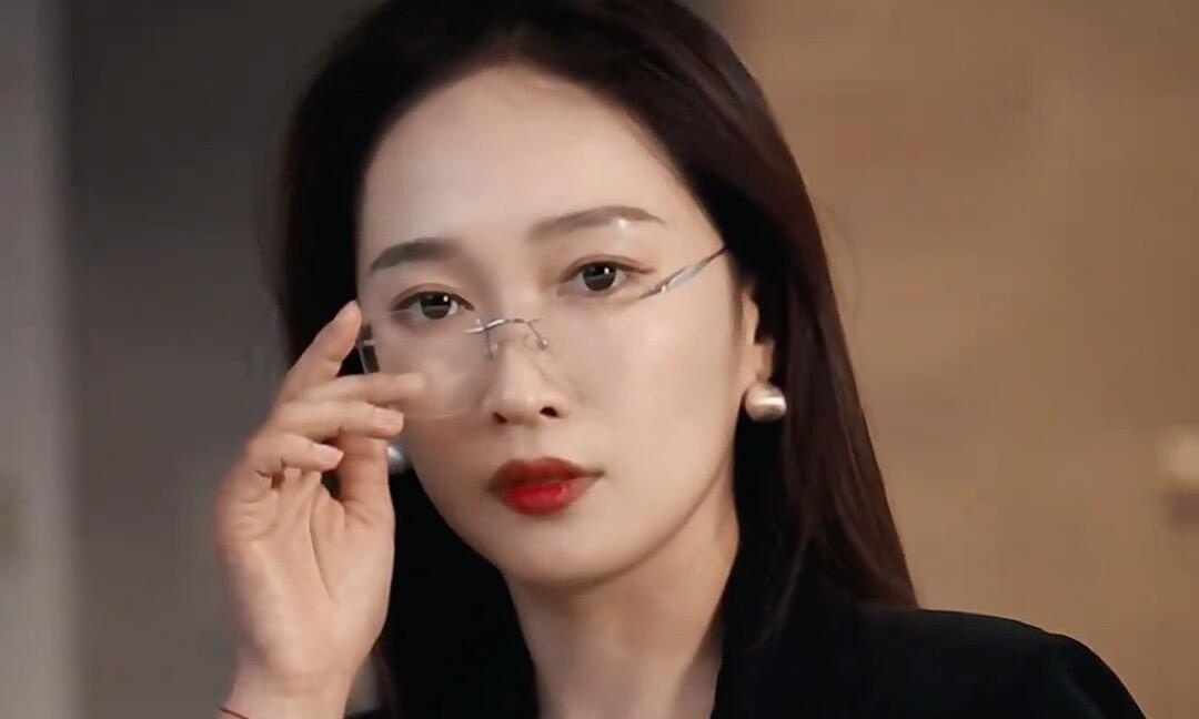 俞敏洪道歉都没用？初代主播yoyo首次回应离职风波，早干嘛去了？