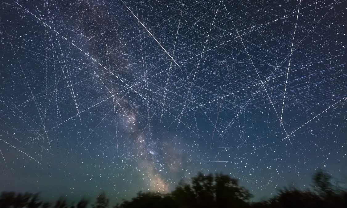 SpaceX星链计划惹众怒：太空算力刚打响，天文学家却发出「最后警告」