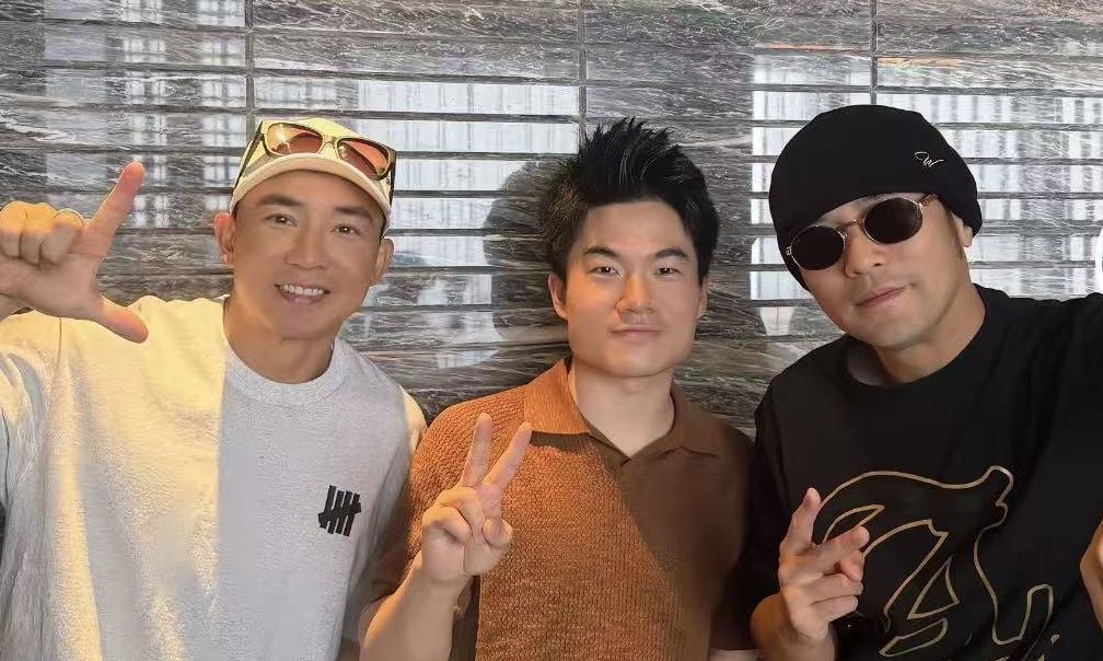 董宇辉晒周杰伦合影!还和昆凌并肩逛长城,这波追星赢麻了