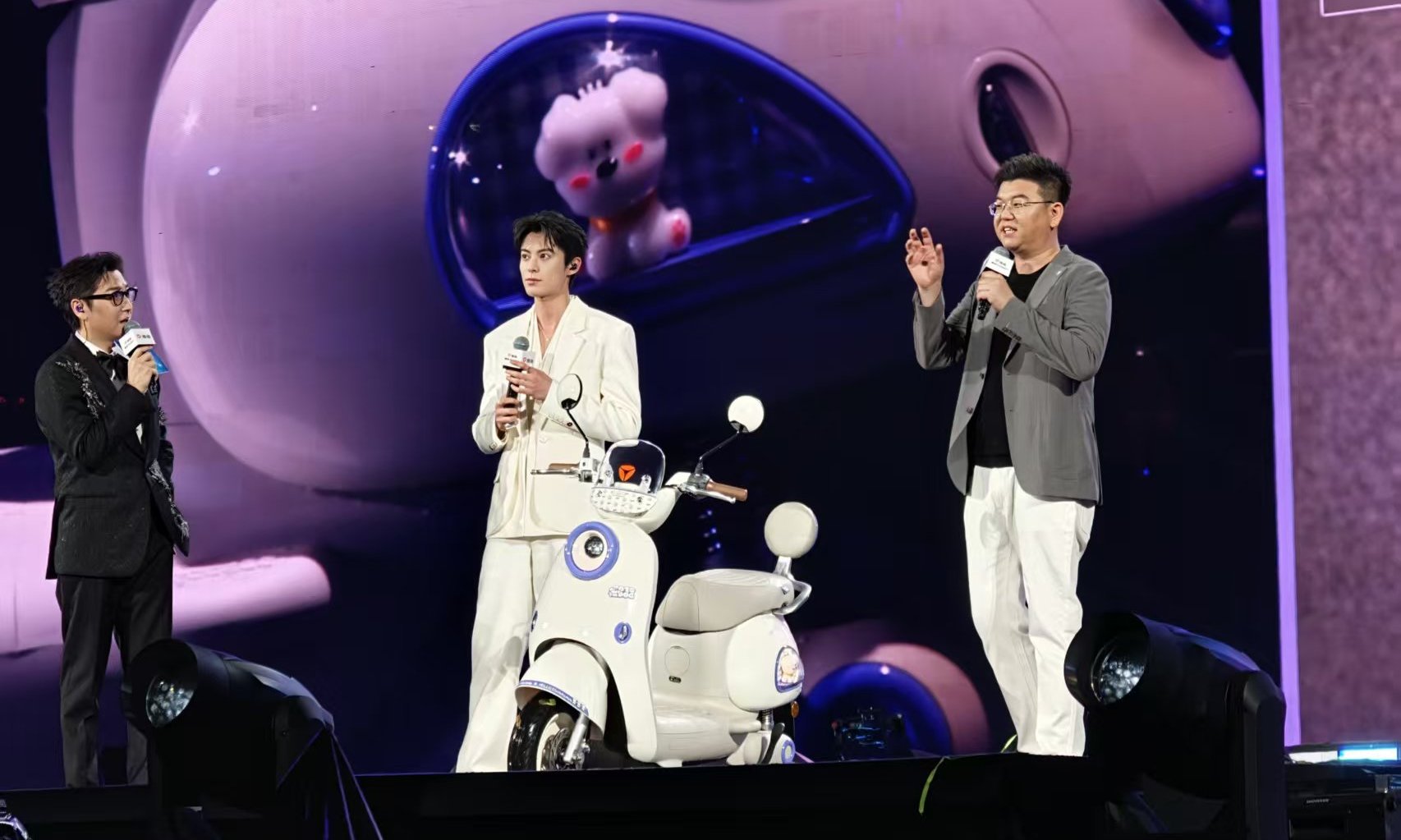 3299元起!雅迪摩登多款新品发布:两轮电动车也要讲「舱驾智能」了