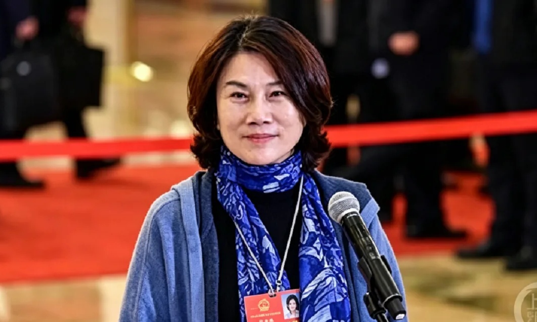 校长亲自上阵！董明珠现身格力技工学校，新生面试现场热闹非凡