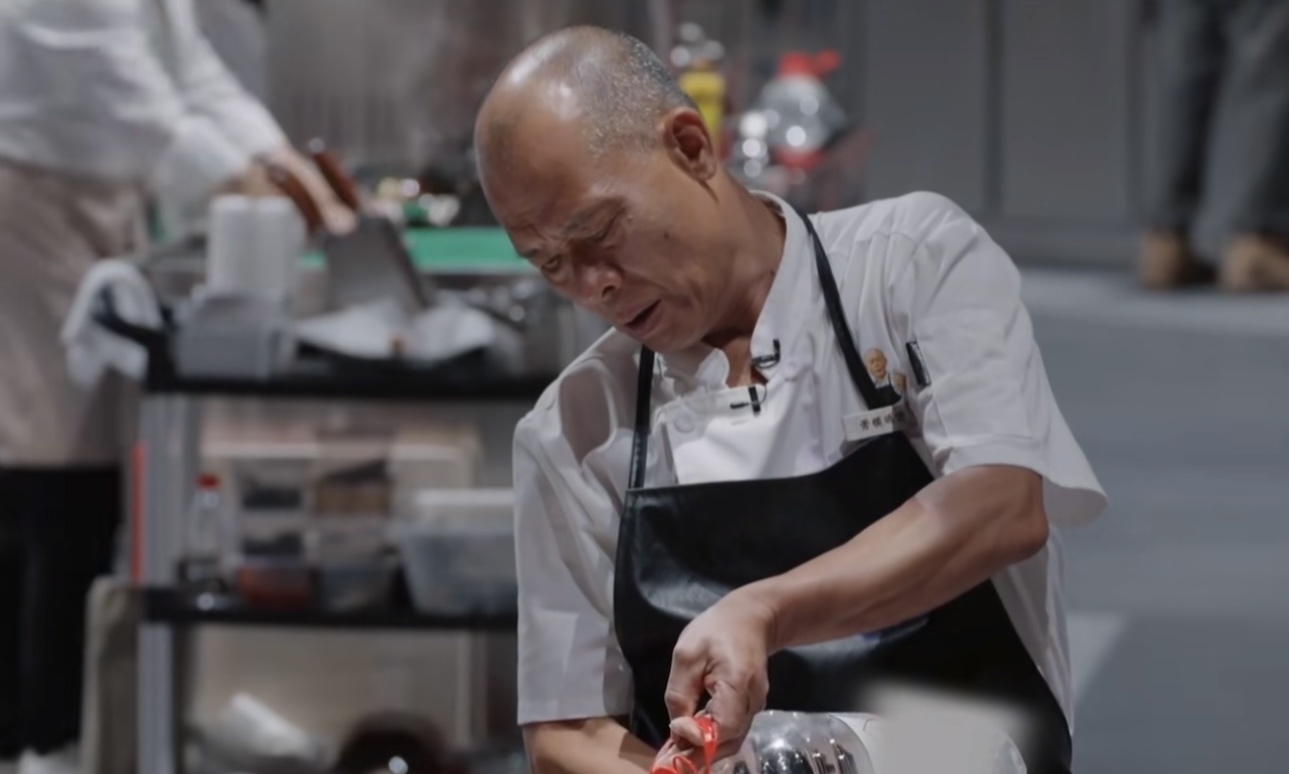 热搜第一！网红莫氏鸡煲首战美食节目遭淘汰，网友：意料之中