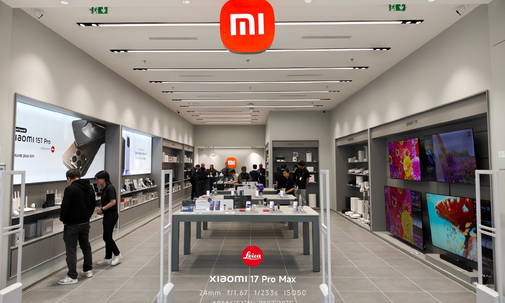 小米之家重返巴黎，国产手机要靠AI攻下西欧高端市场？