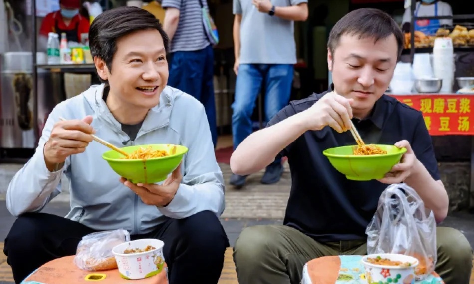 雷军回应武汉过早作秀风波！直播澄清被骂装，逼得只能偷偷吃早餐