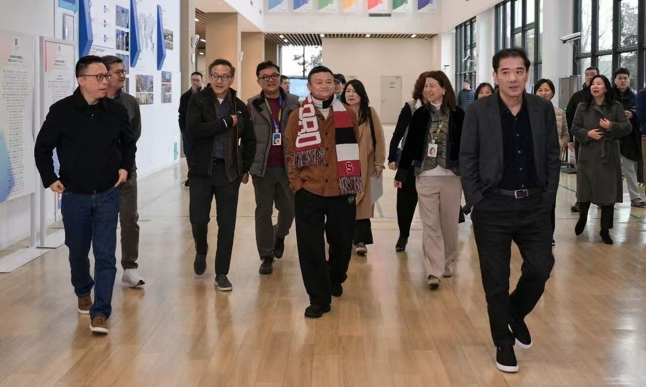 马云罕见亮相！阿里大佬们集体现身云谷学校，只谈AI与教育