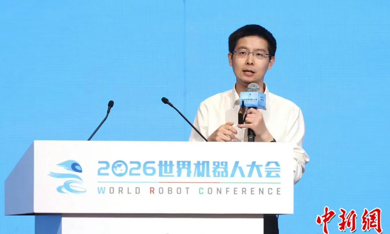 反差拉满！宇树上市王兴兴全程高冷，看自家机器人比赛笑到藏不住