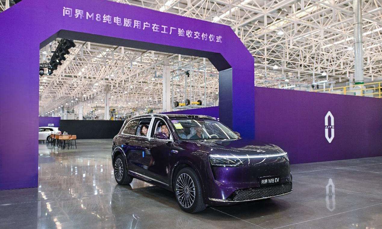 先验车再提车！问界M8纯电版全国交付，张兴海为首批车主送钥匙