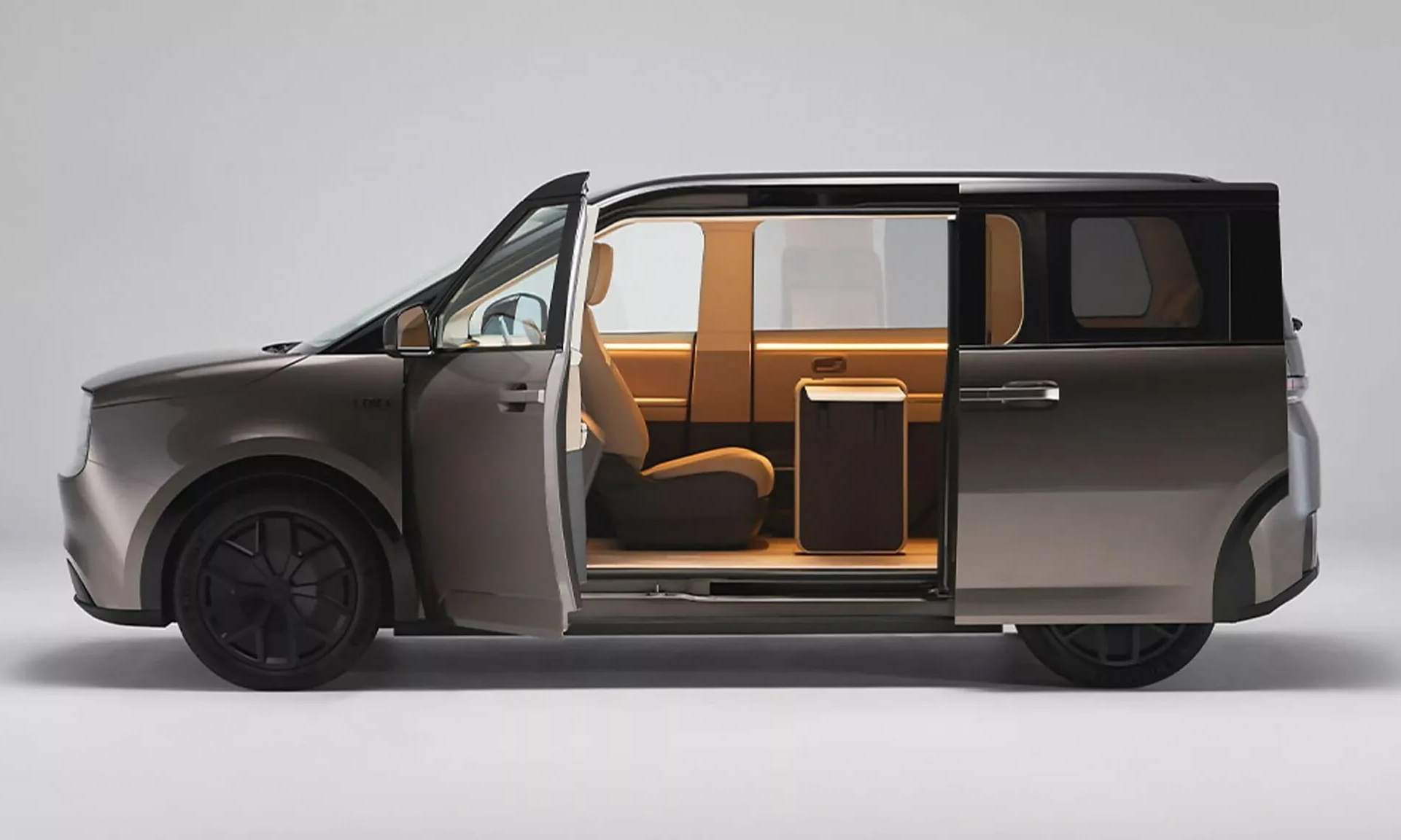 家电巨头逐鹿人车家:当 "客厅" 装上车轮,谁能掌控新入口?