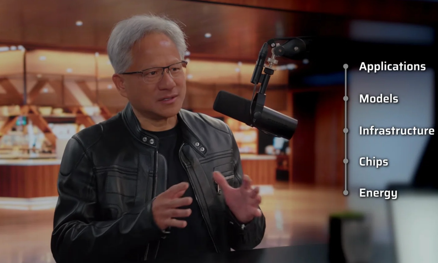 黄仁勋罕见发声：AI抢不走所有工作，打工人别慌！