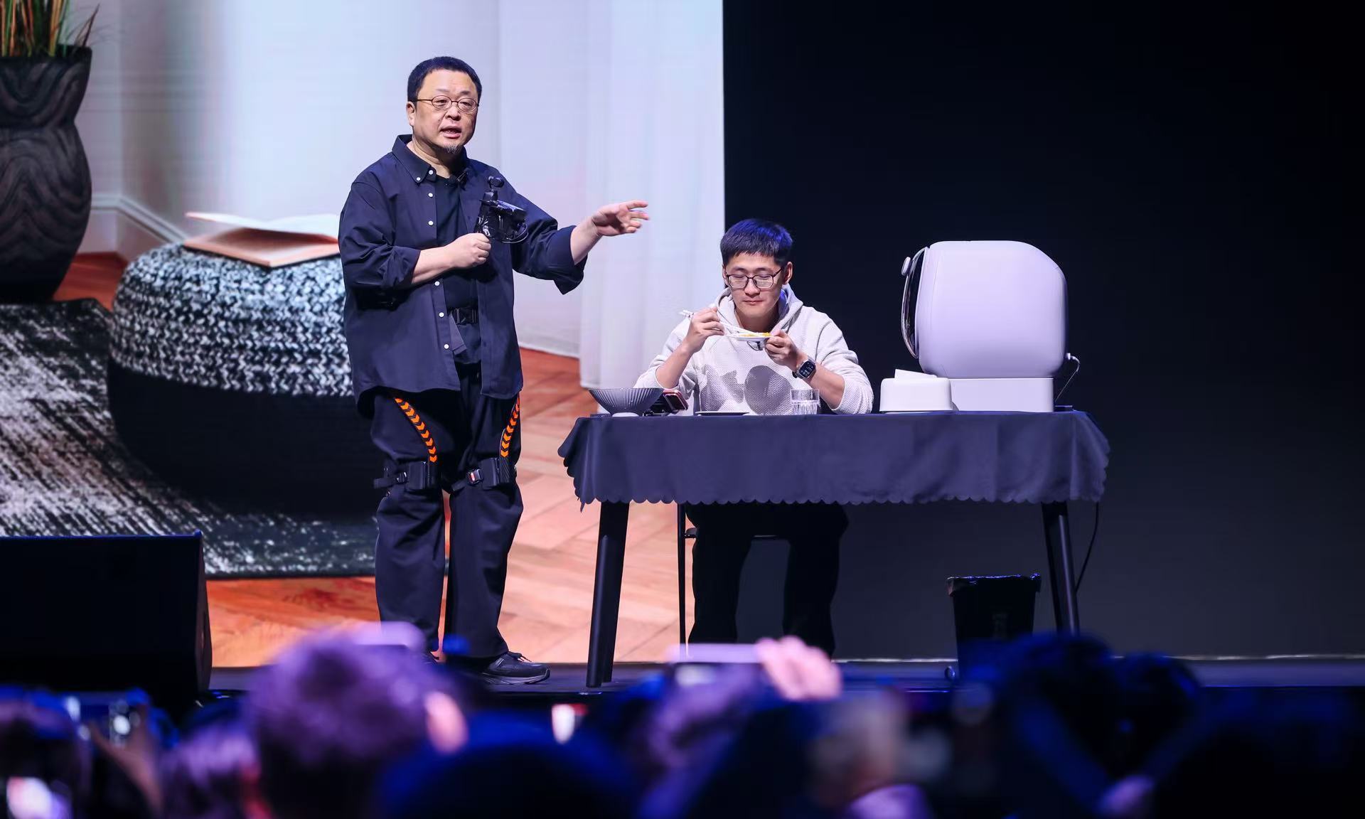 罗永浩「科技春晚」现场直击：重拾相声只为带货，最好的产品仍是「罗永浩」