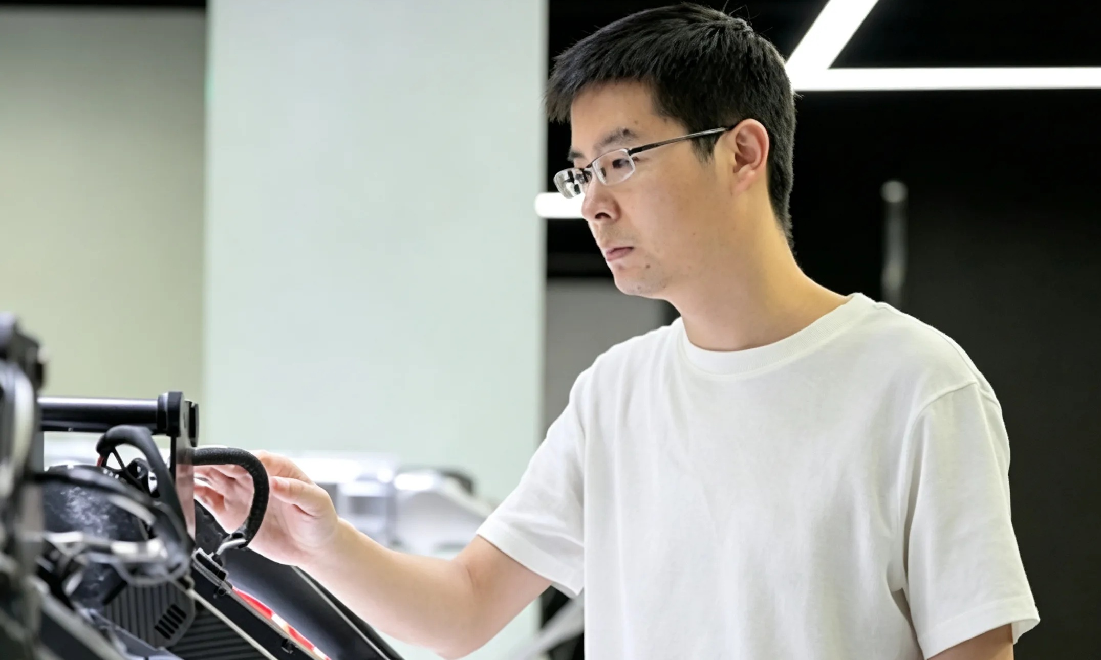 凌晨发文档，早八到工位！宇树创始人王兴兴工作状态曝光