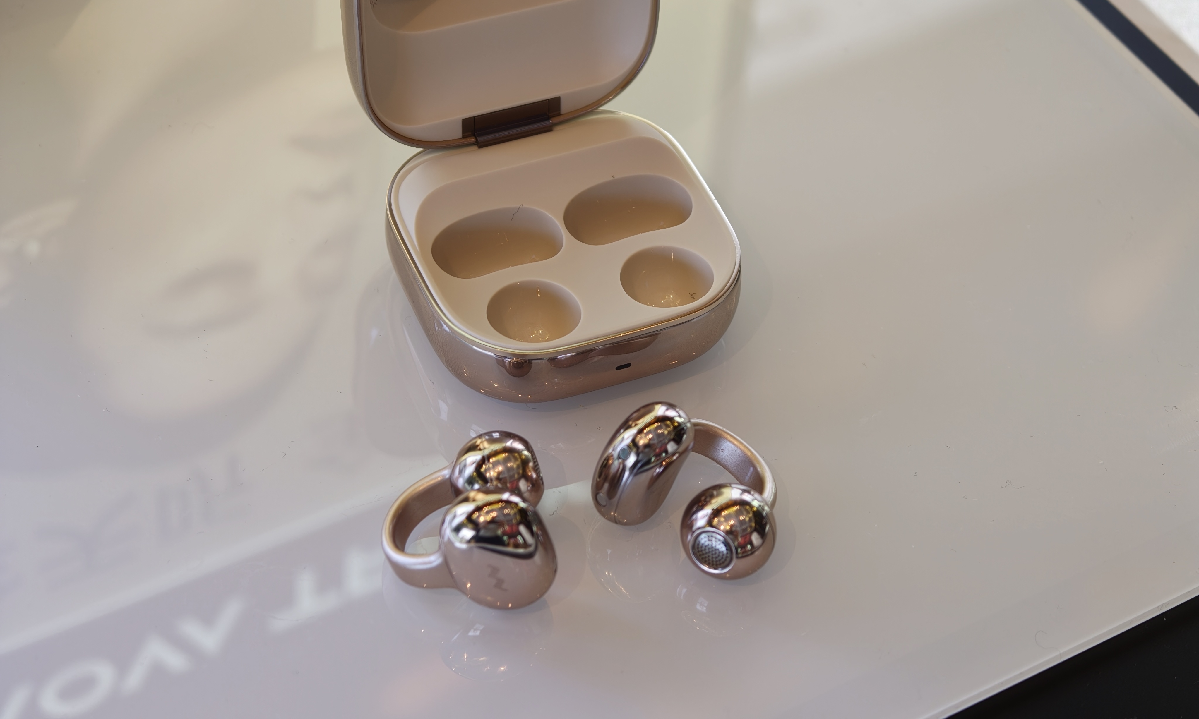 1399元！AI耳夹耳机迎来挑战者，MOVA TPEAK Clip Pro要用体验“后来居上”