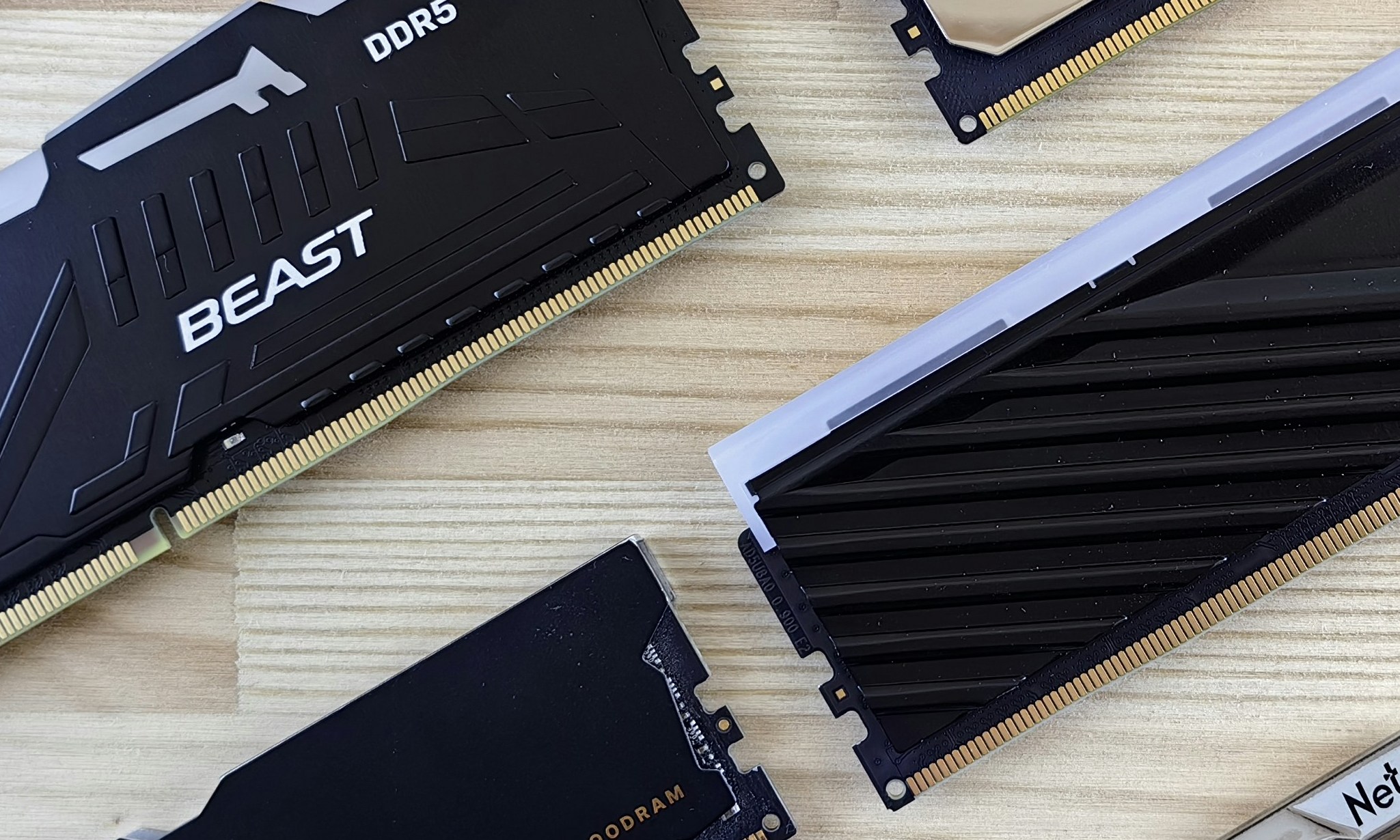 减产、AI、期货：存储涨价半年复盘，厂商与消费者各显神通