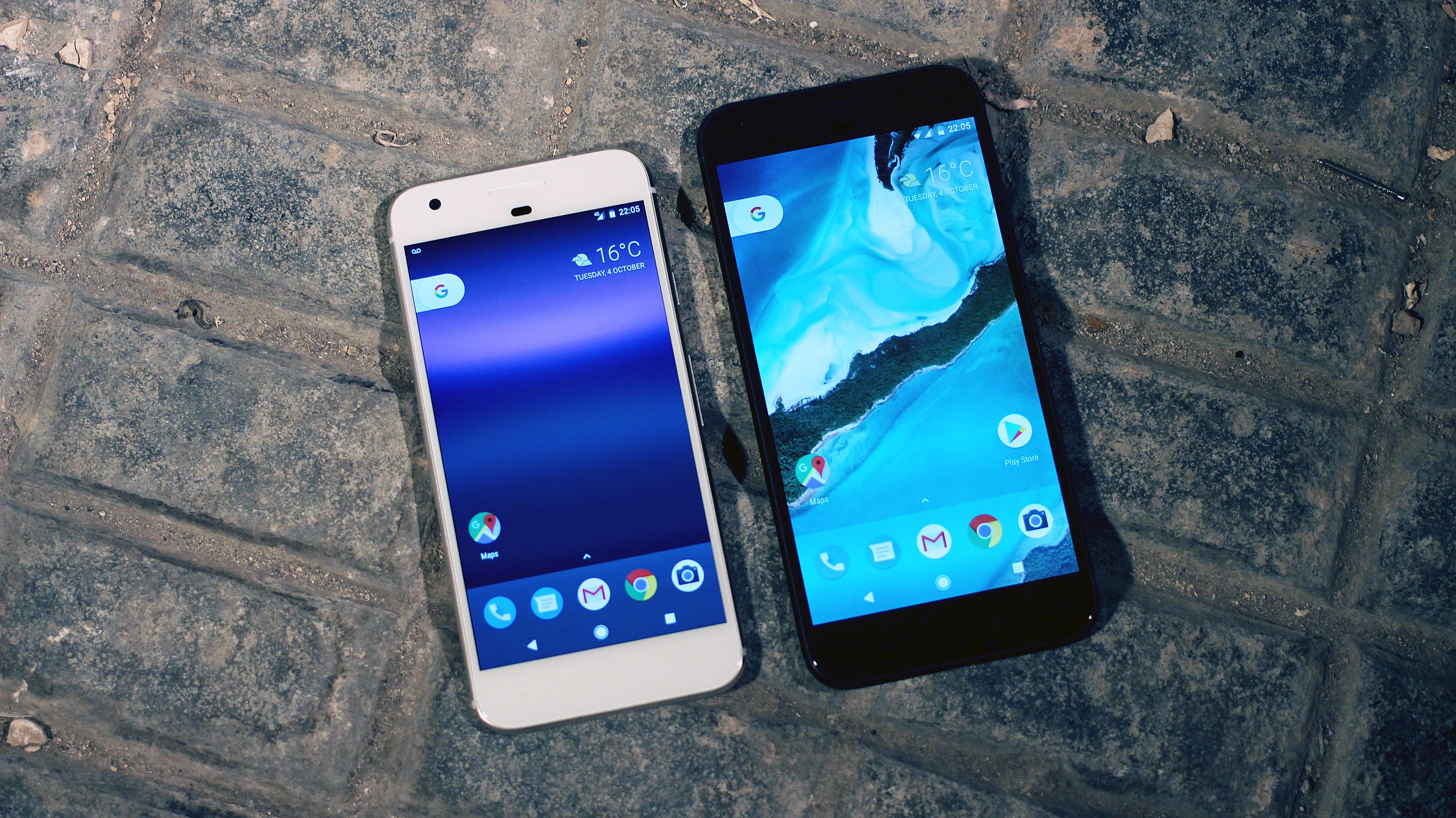 Google_Pixel_and_Pixel_XL_smartphones_(30155272575).jpg