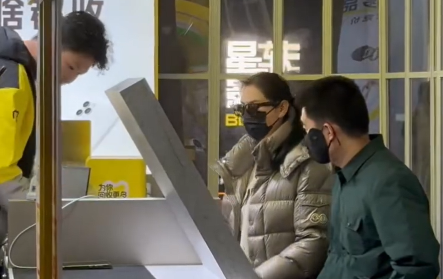 百亿身价富豪李想夫妇逛二手手机回收店,太会过日子了!