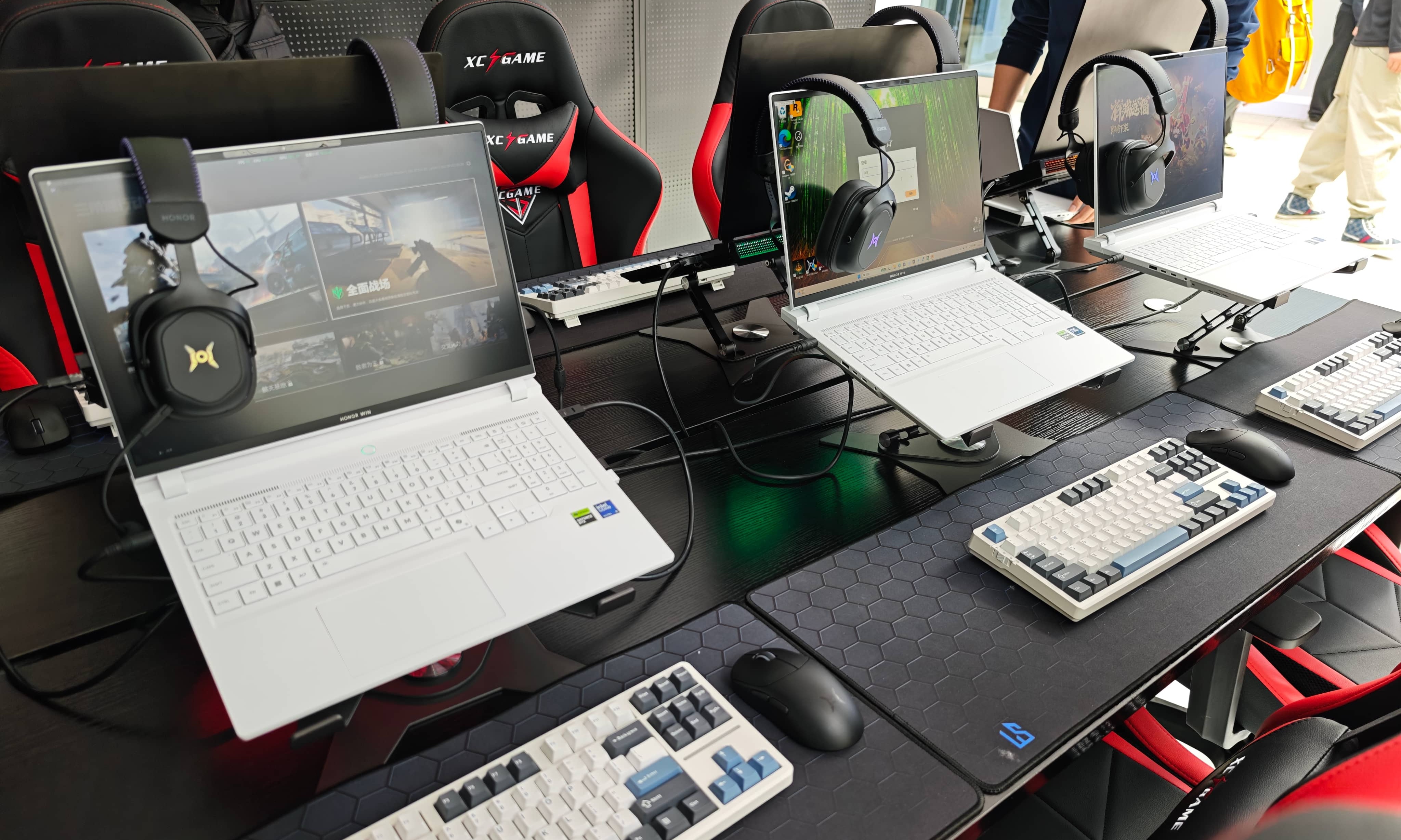 荣耀PC双线出击：游戏本尾喷散热，轻薄本AI养虾，这次是真·王炸