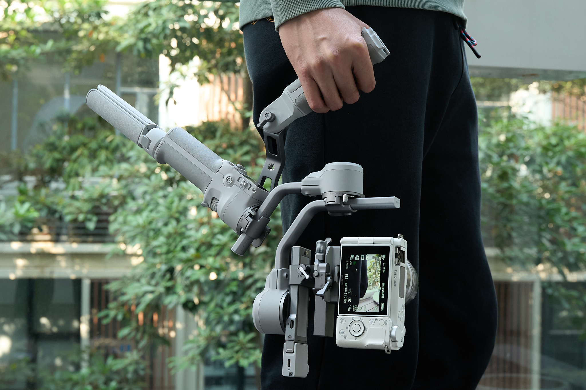 DJI RS4 Mini首发评测：短视频博主标配的单兵神器？