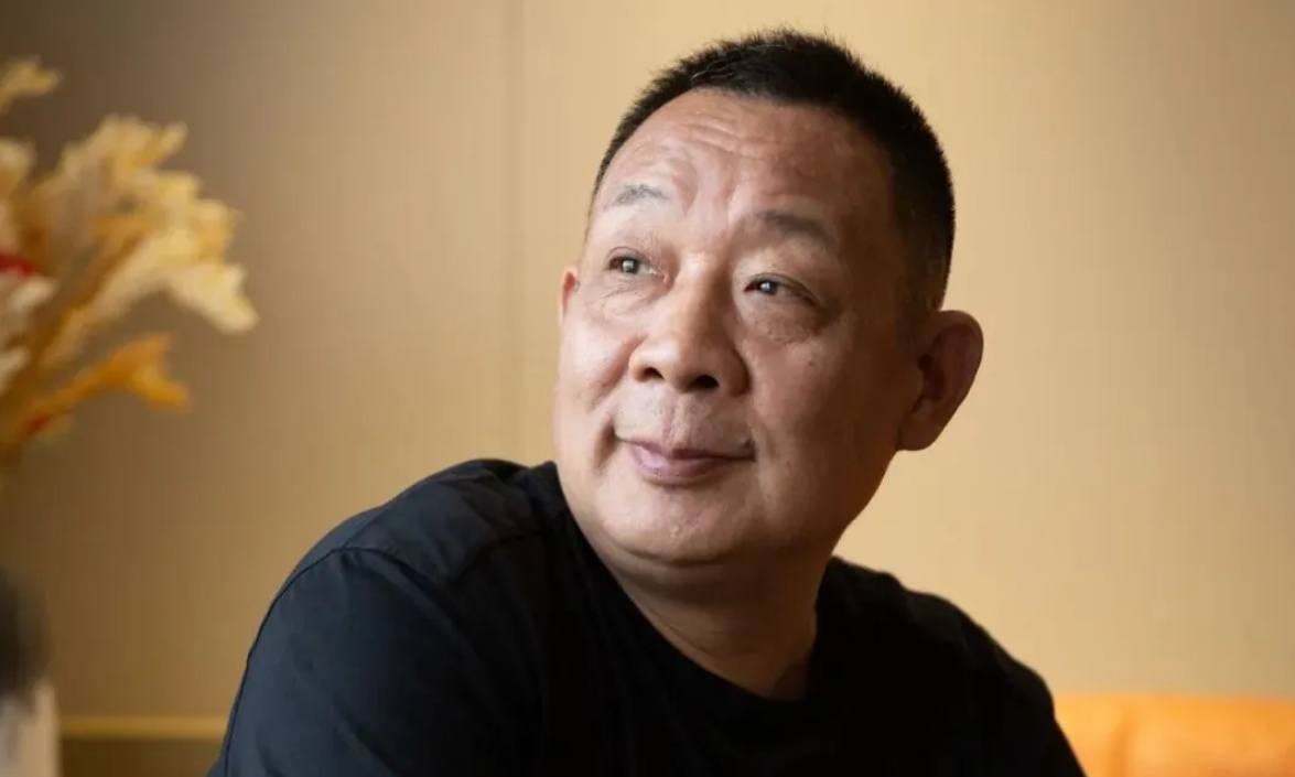 管太宽!于东来再谈奇葩制度:员工不许要彩礼、不许靠父母买房