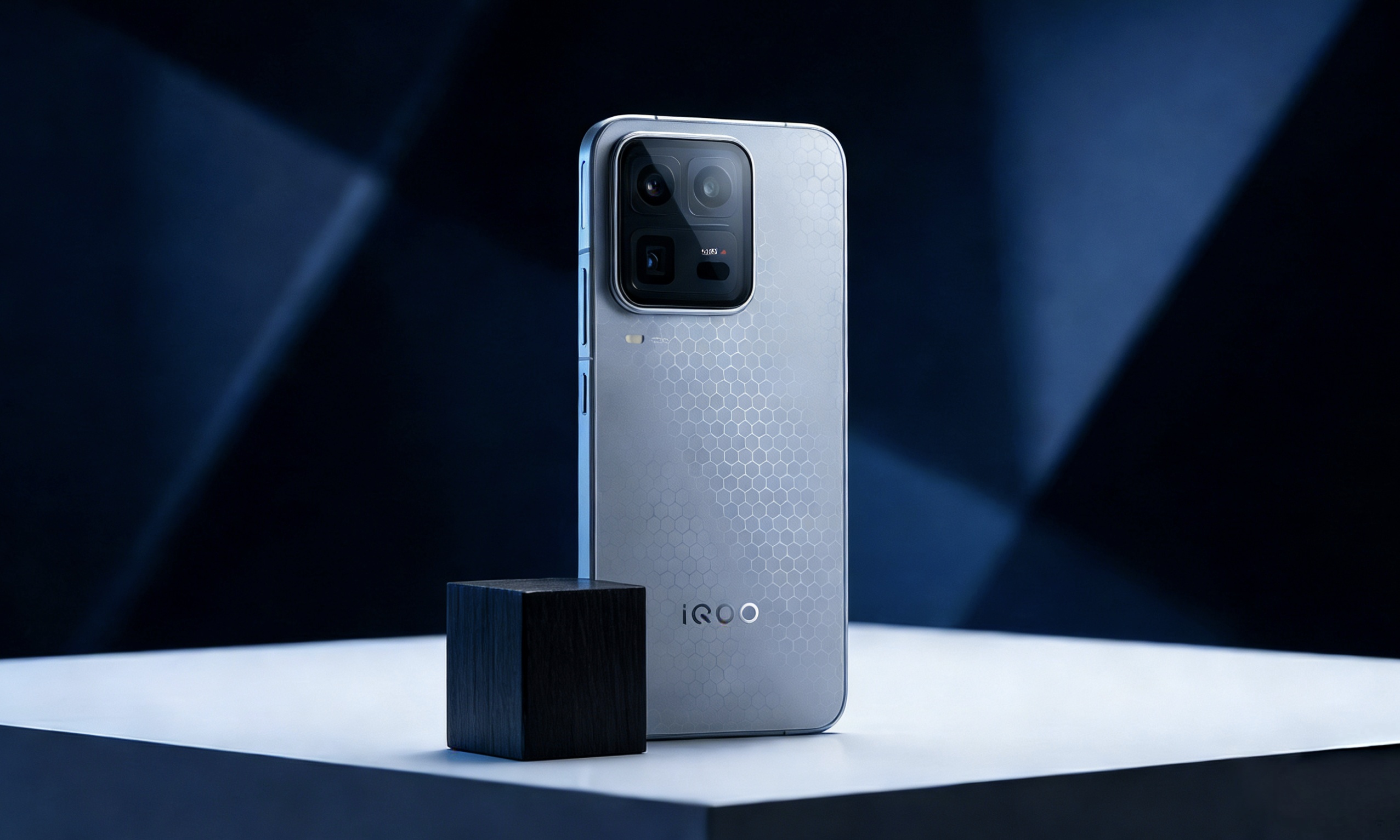 骁龙8E5+主动散热！iQOO 15 Ultra评测：满帧跑《鬼泣》，能值回票价吗？