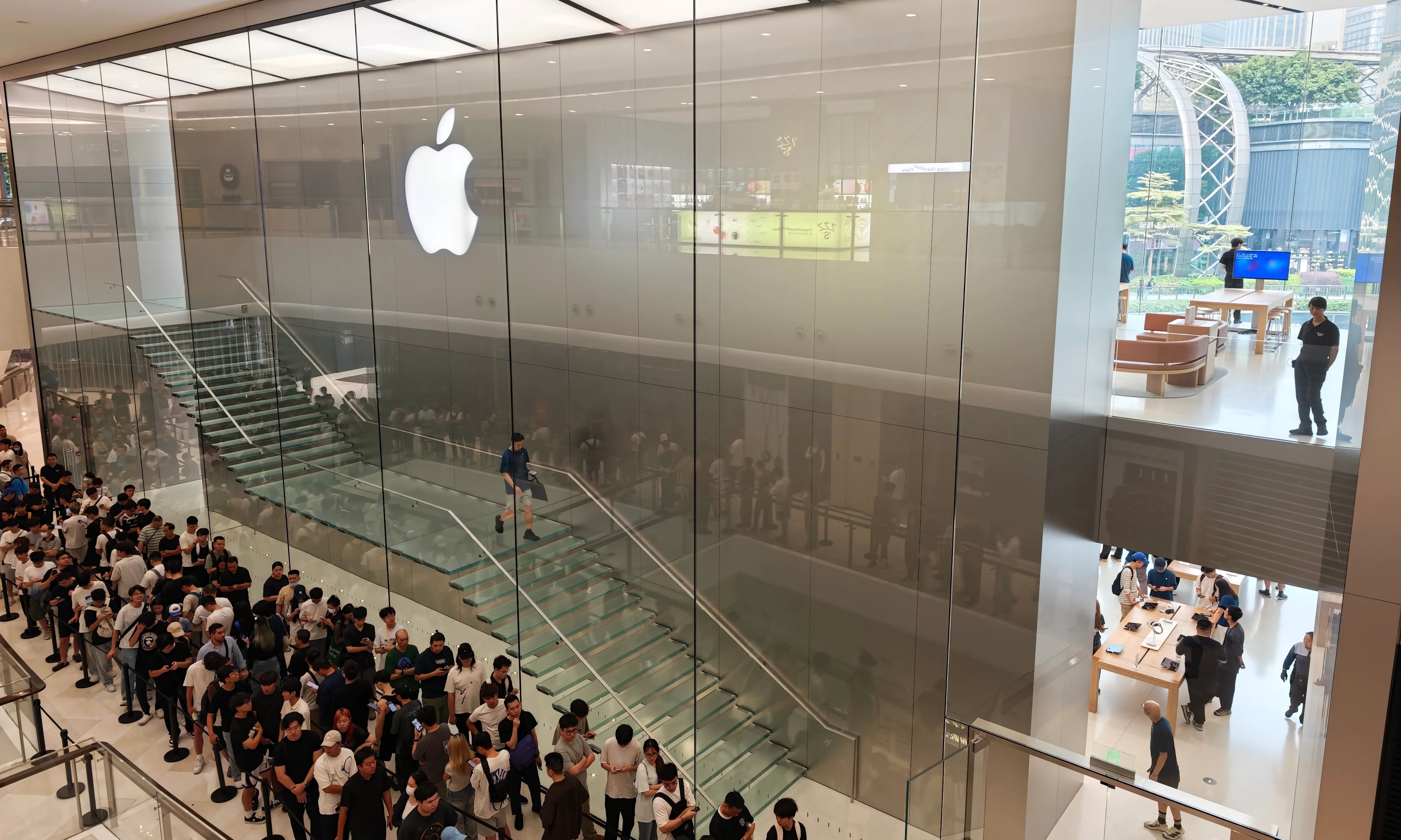 iPhone 18 Pro首销探店：开售即破发，海外“黄牛”却在拿现金倒新机