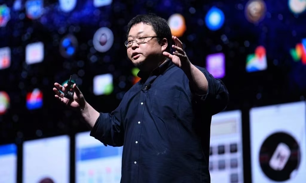 阔别7年，重返科技发布会舞台，罗永浩走向他的“十字路口”