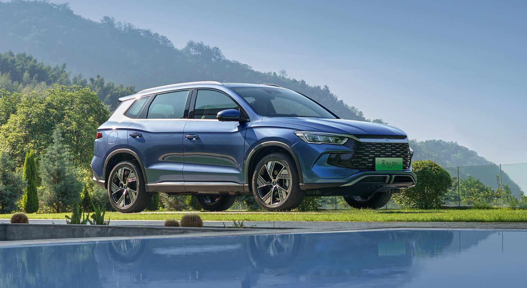 与吉利,长城,比亚迪的三款车型相比,深蓝s7的车身尺寸更大一些,馈电