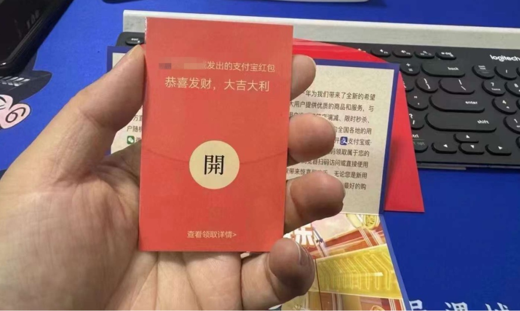 快递里的这种小卡片，我劝你千万别扫码！