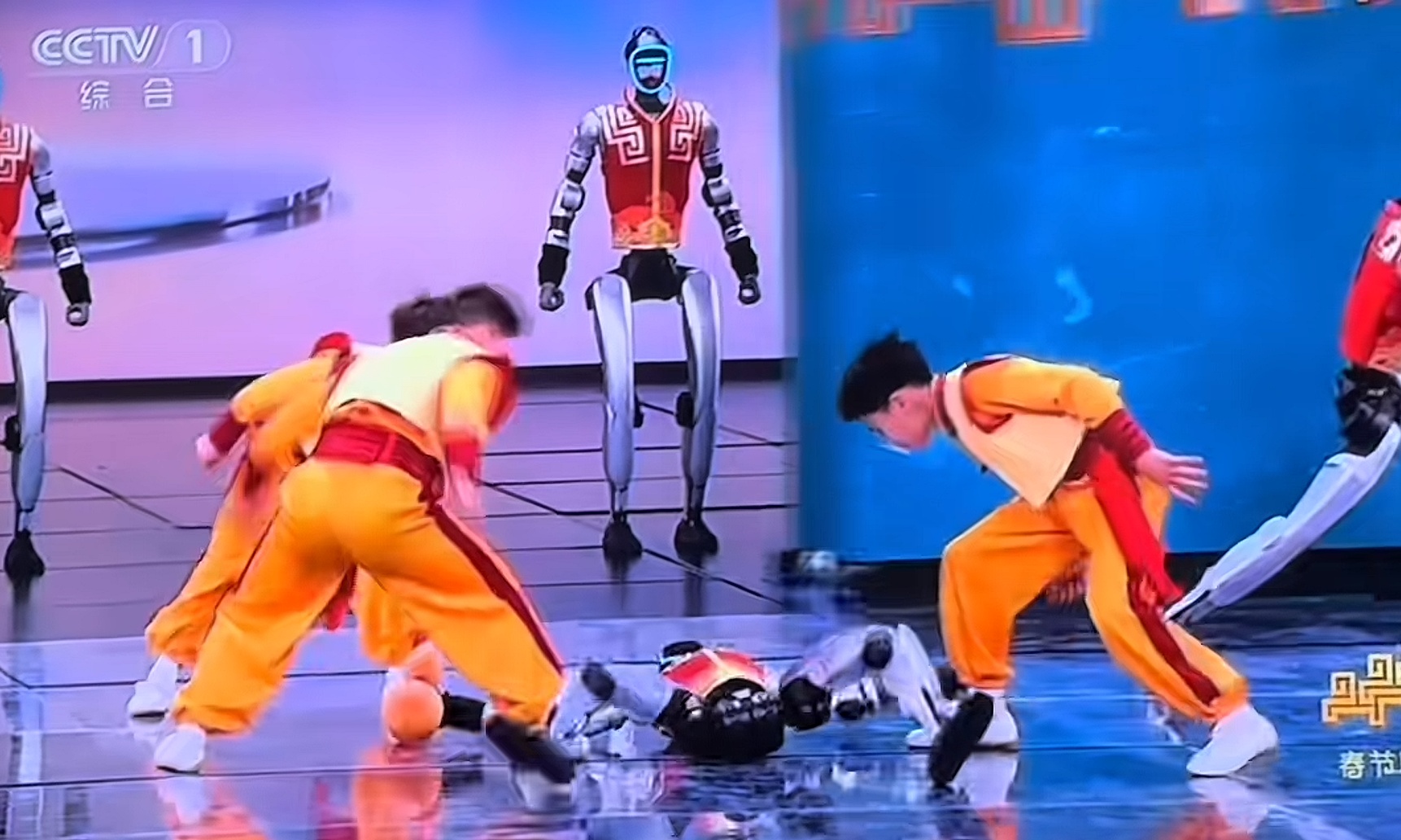 没翻车！宇树机器人春晚摔倒，CEO王兴兴澄清是剧情需要