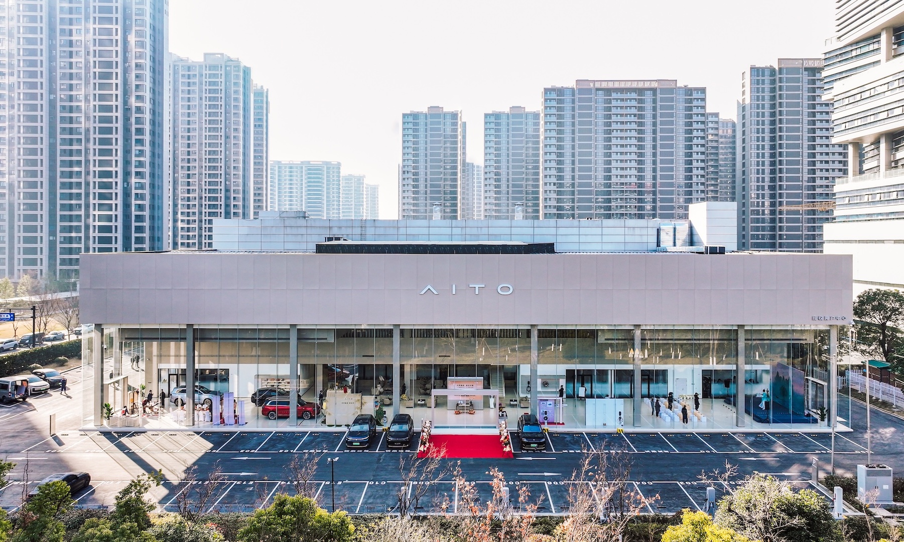 “问界大酒店”爆红！情绪价值成车企破局点，传统4S店将被淘汰