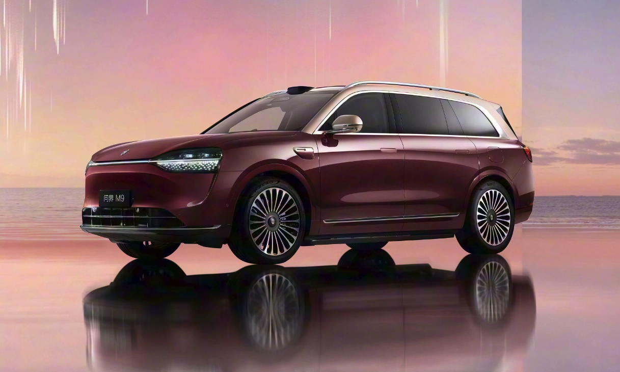 国产「卷王」围堵BBA：问界M9L、蔚来ES9王炸升级，新旧势力迎来终极对决