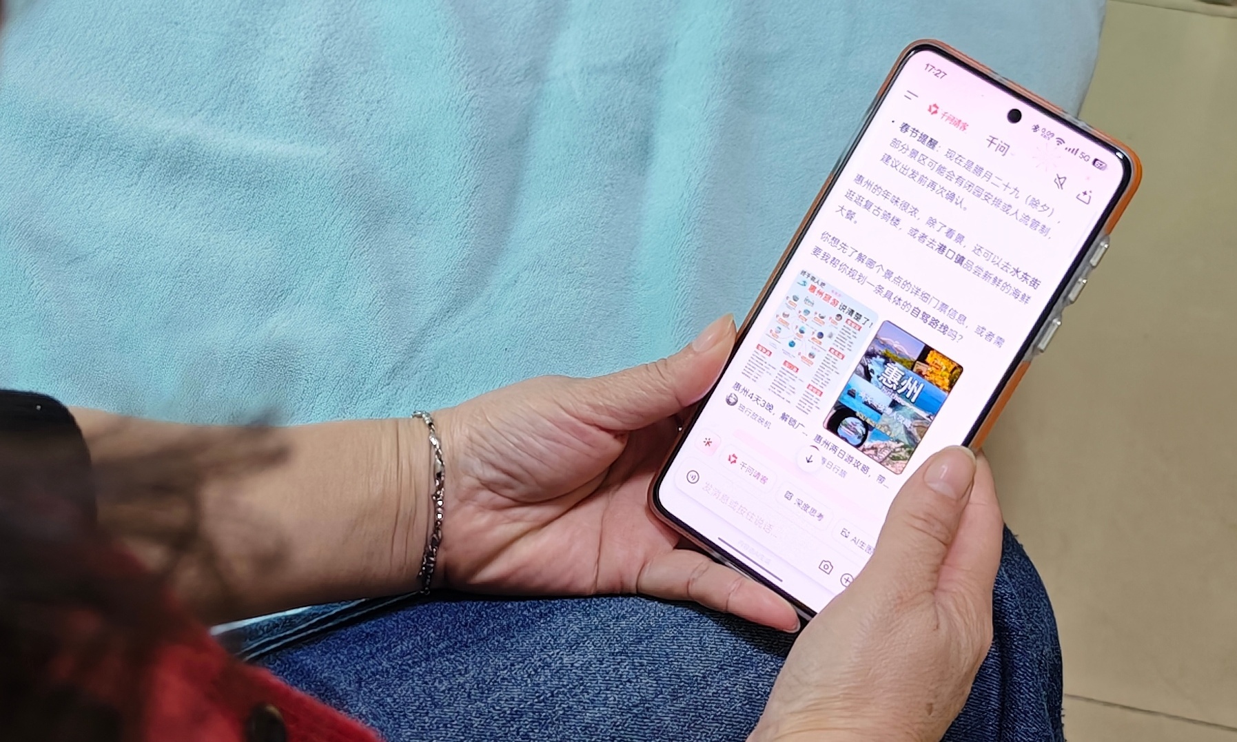 村里人如何用AI？月嫂用AI发朋友圈，千问成了大爷的赛博收音机