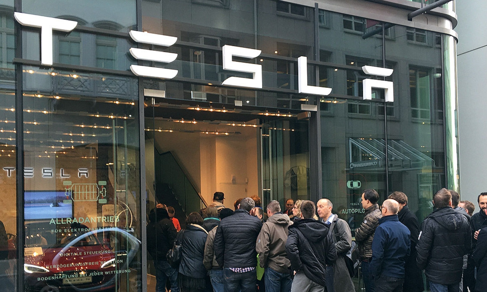 传统车企渠道加速崩塌：代理失控，直营失速