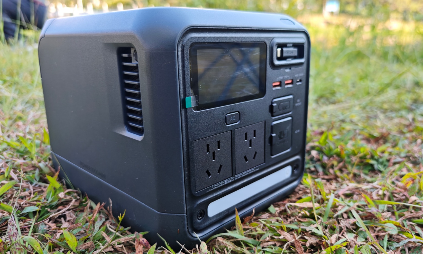 大疆首款迷你户外电源上手：接口多成亮点，我用它在公园里煎牛排