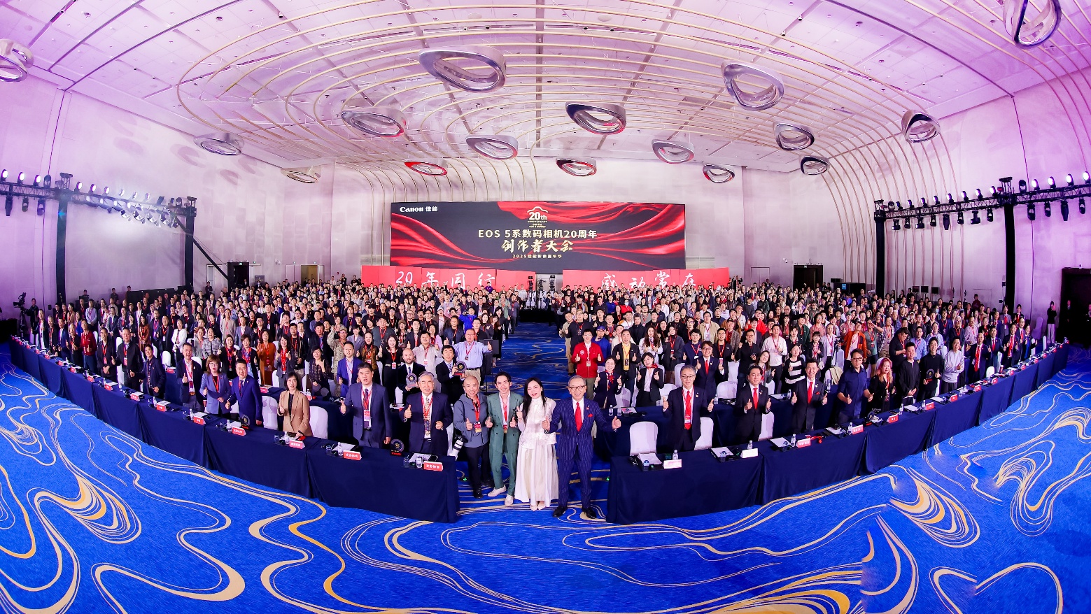 图片包含 室内, 大, 人们, 站
AI 生成的内容可能不正确。