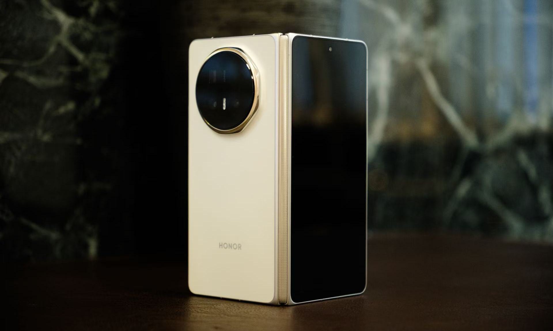 荣耀 Magic V6 首发评测：耐用性满分，屏幕这次「亮了」