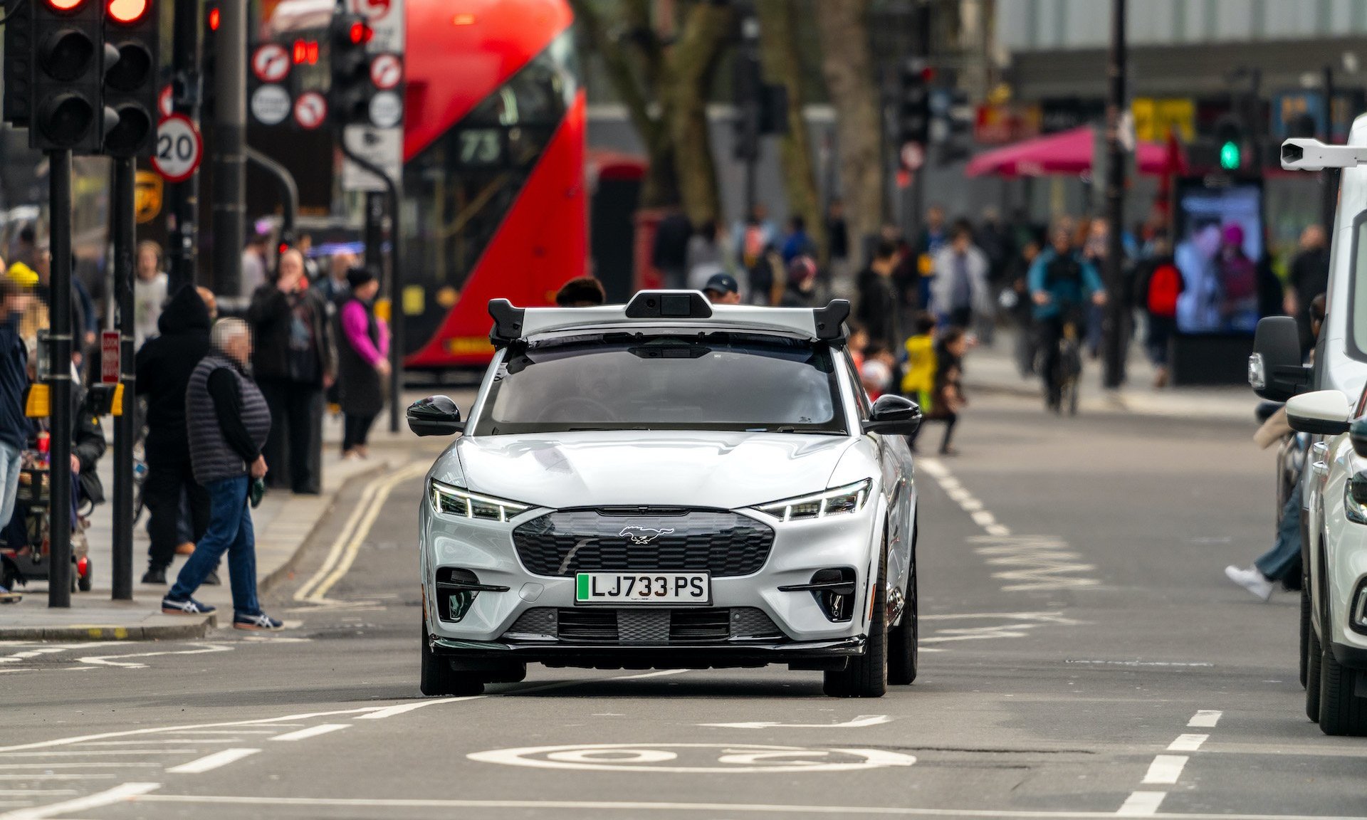 自动驾驶的“安卓时刻”来了!英伟达也盯上了Robotaxi肥肉?