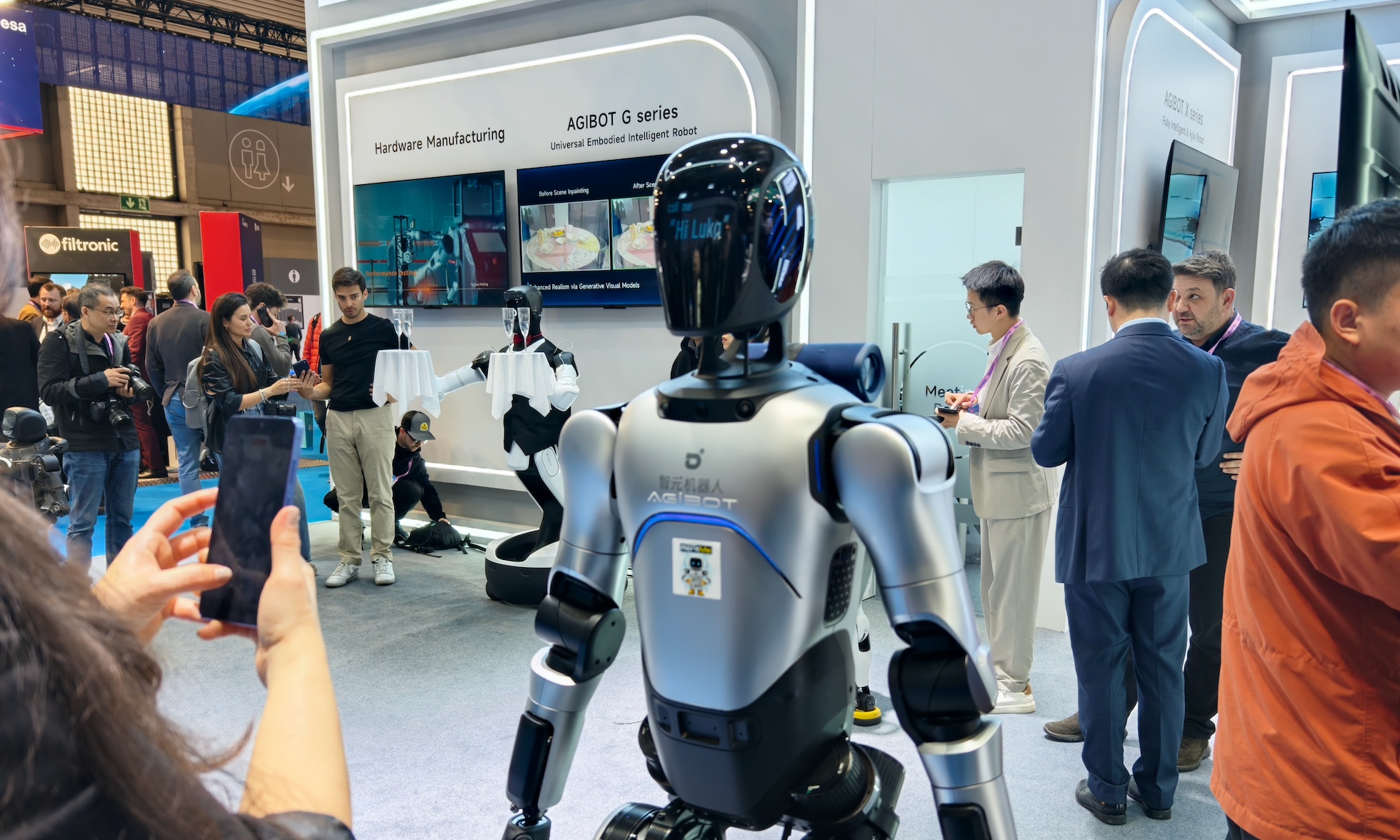 智元机器人火到MWC：与西班牙国王握手，还秀出了「十八般武艺」