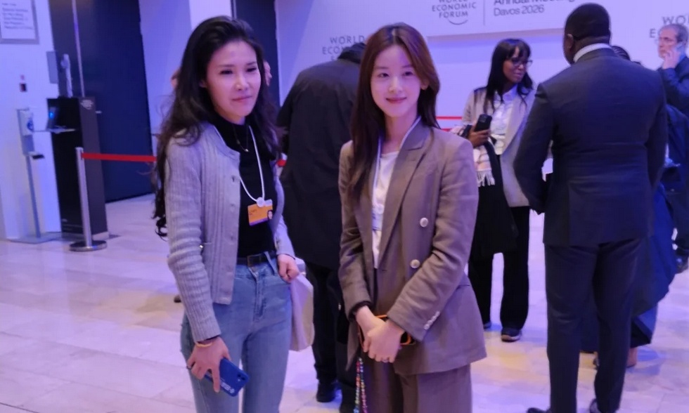 风格大变！京东老板娘章泽天化身女强人，600亿身家气场全开