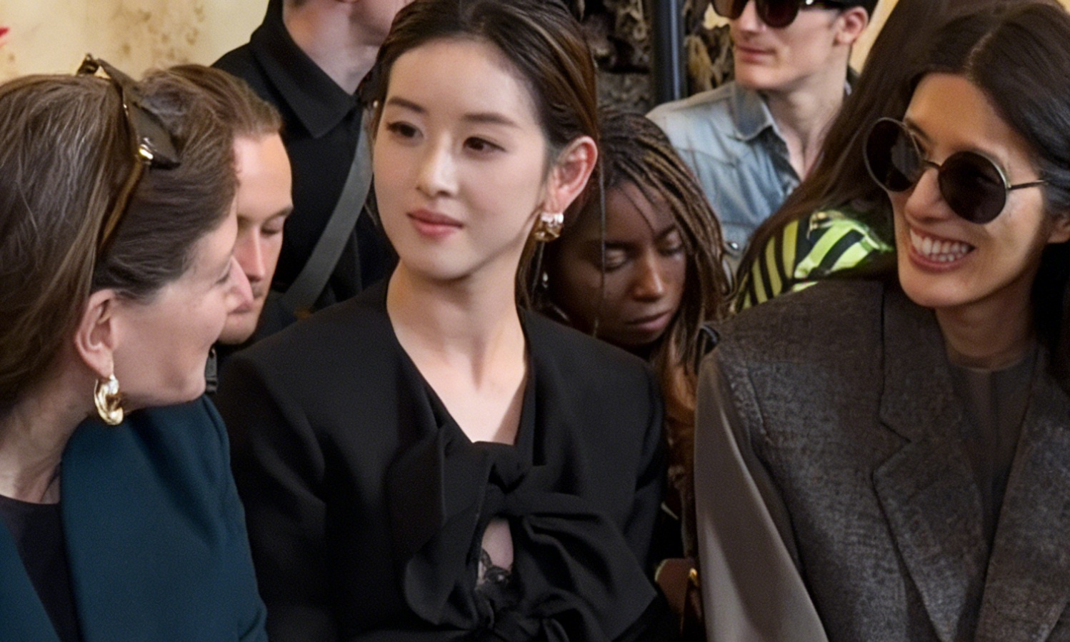 刘强东真的赢麻了！章泽天亮相巴黎时装周，气质不输超模