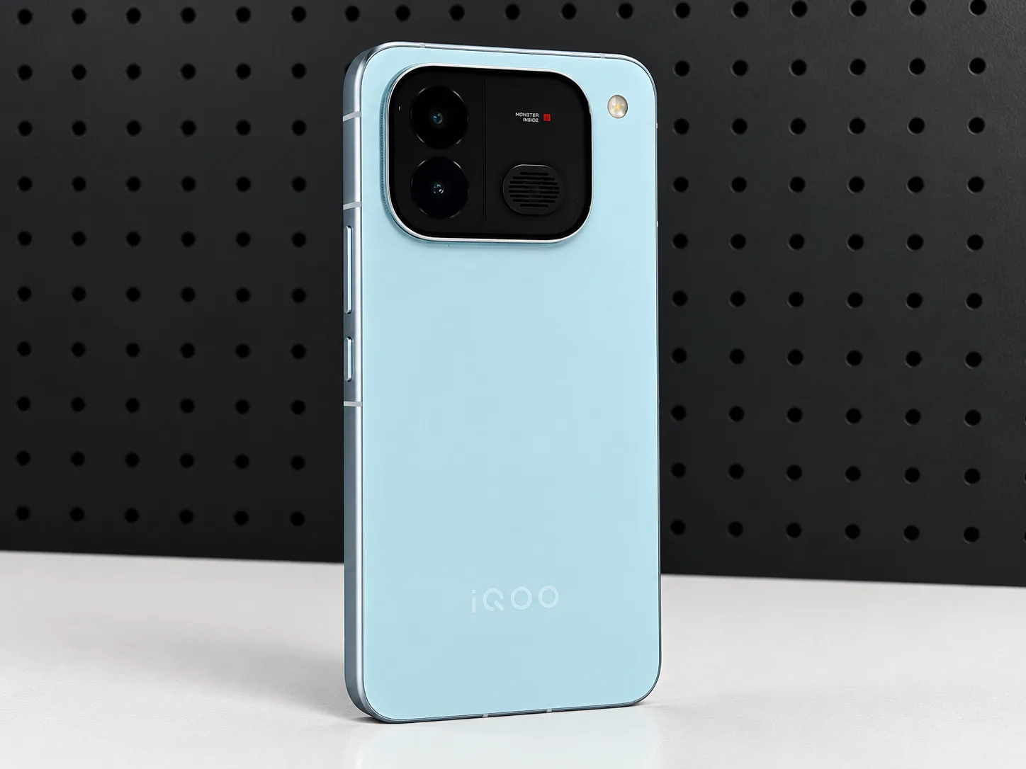 极简冰蓝色手机产品摄影.png